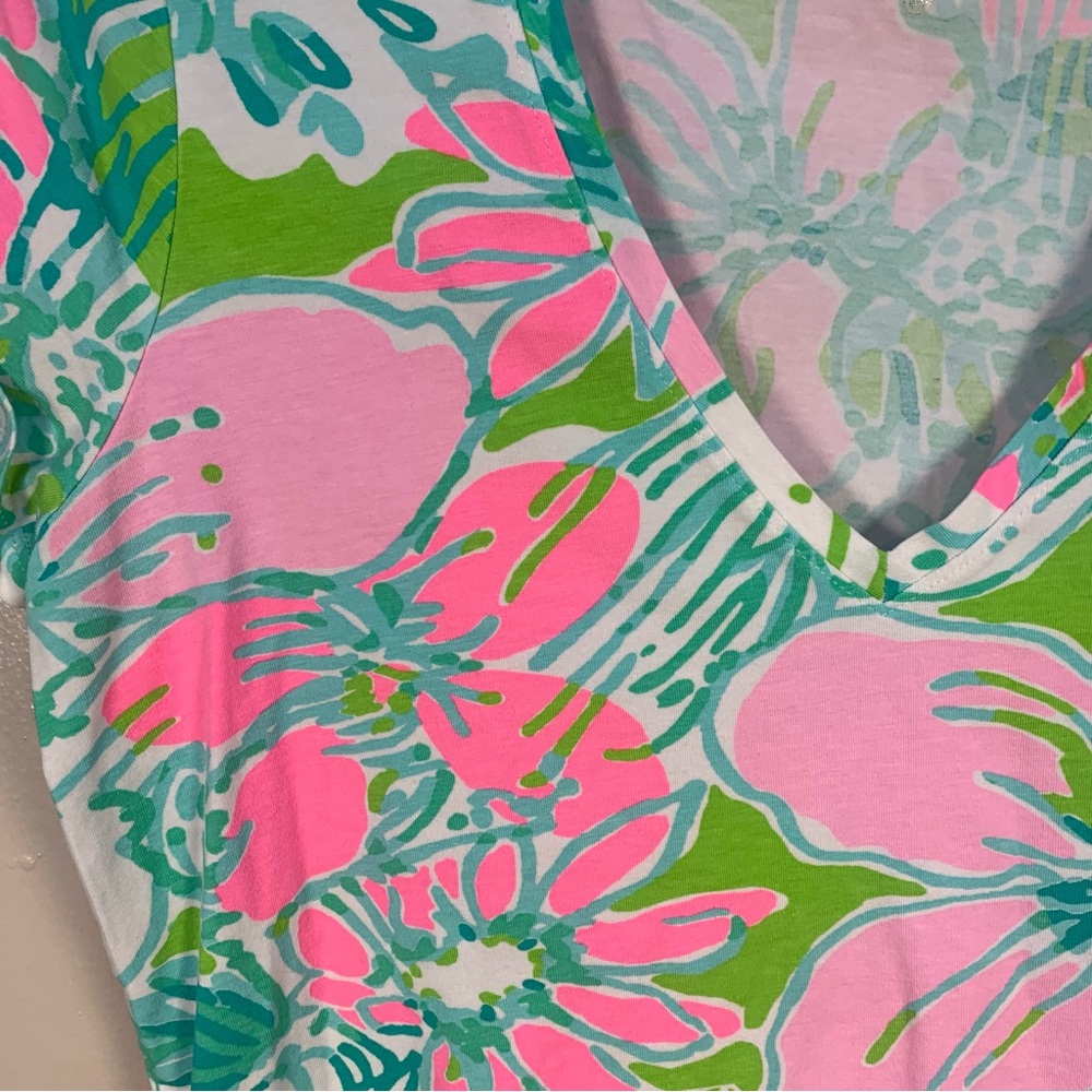 Lily Pulitzer Michele Flamingo Don’t Give a Cluck Pink Print V Neck T Shirt - Picture 2 of 12